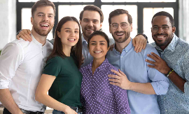 צוות מגוון של עובדים מרוצים ומחייכים תמונה מ- Shutterstock