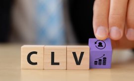 קוביות עץ מרכיבות את צירוף האותיות CLV תמונה מ- Shutterstock